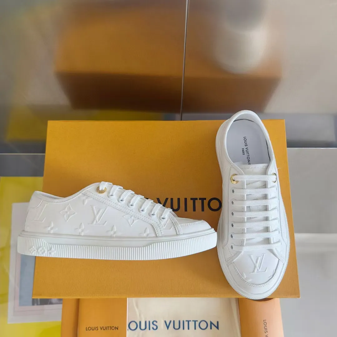 👟👟Ex-factory price 420👟👟 LV Louis Vuitton L Home Donkey Brand’s latest Lagoon series Thick-soled denim denim Embossed Presbyopia Thick-soled Casual sneakers Skateboard shoes Original purchase and development Production This Lagoon sneaker is made of Monogram denim, injecting a retro flavor into the classic design. The Louis Vuitton logo pops out from the leather trim, and the inscribed eyelets, trim and laces highlight the exquisite details. The rubber outsole embellished with Monogram flowers completes the whole. Exquisitely packaged at the delivery counter🛍📦 ▪️ Fabric: Original imported custom first-layer cowhide ▪️ Lining: Original imported cowhide lining ▪️ Sole: Original open-molded non-slip TPU material ▪️ Bottom thickness: 2.5CM ▪️ Size: Women's size 35-40 (41, 42 can be customized)
